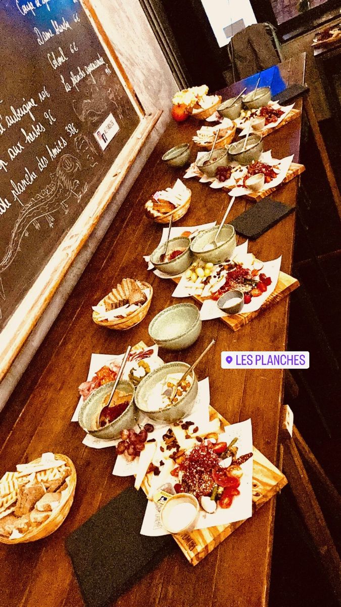 Planches à partager dressées le long du comptoir