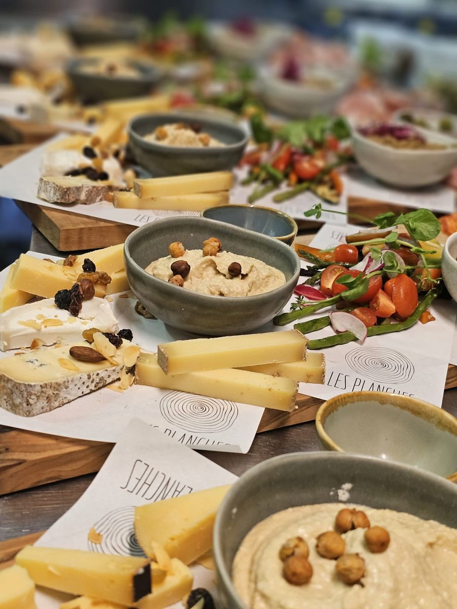 Fromages affinés, houmous et légumes grillés
