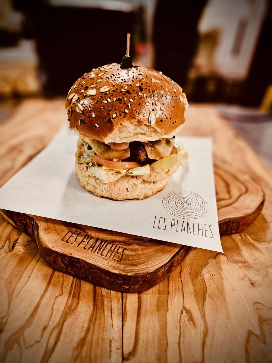 Burger maison sur sa planche