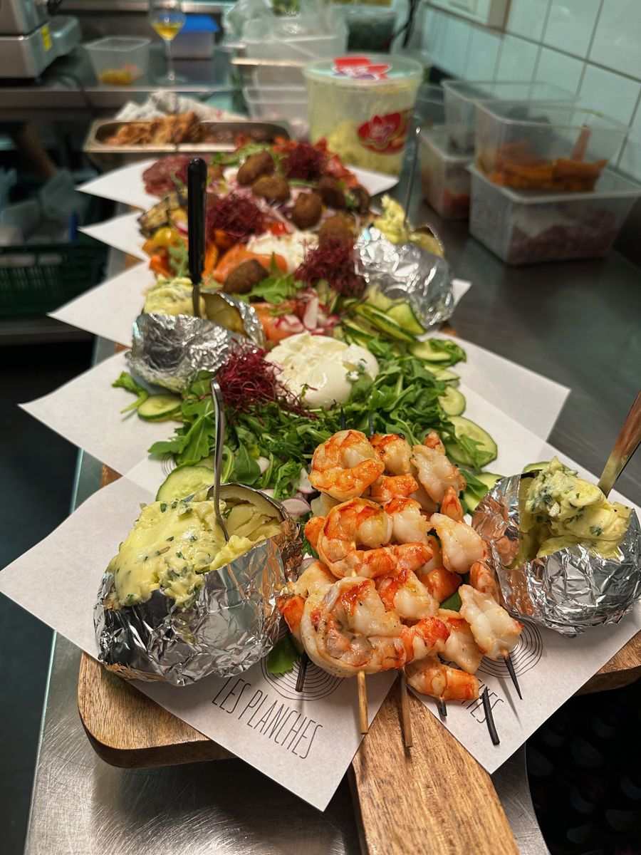 Scampis grillés, pommes de terre au four et burrata
