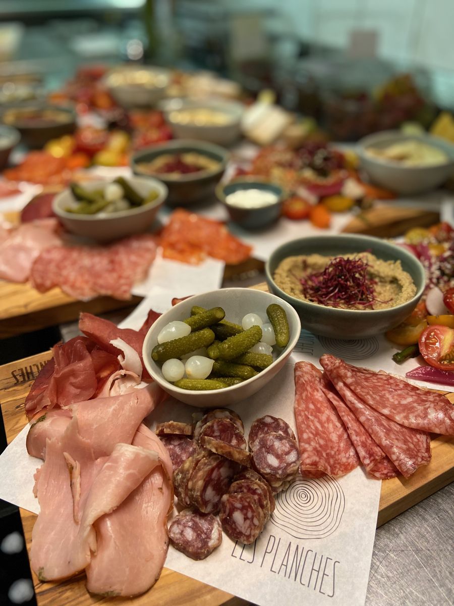 Charcuteries et cornichons pour le groupe