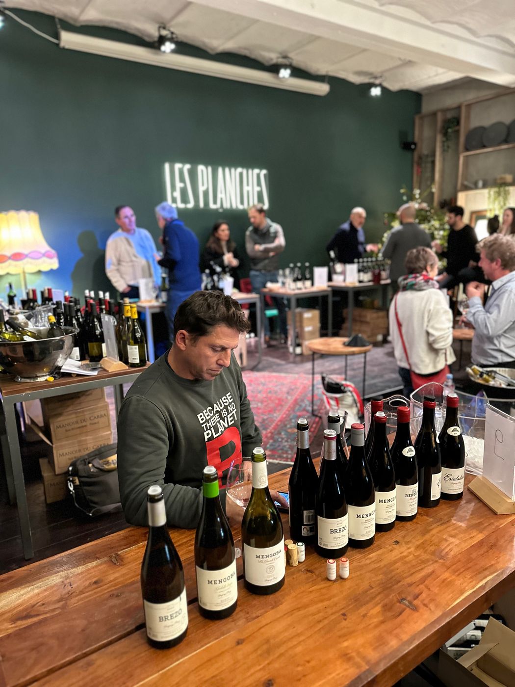 Dégustation de vins sous le néon
