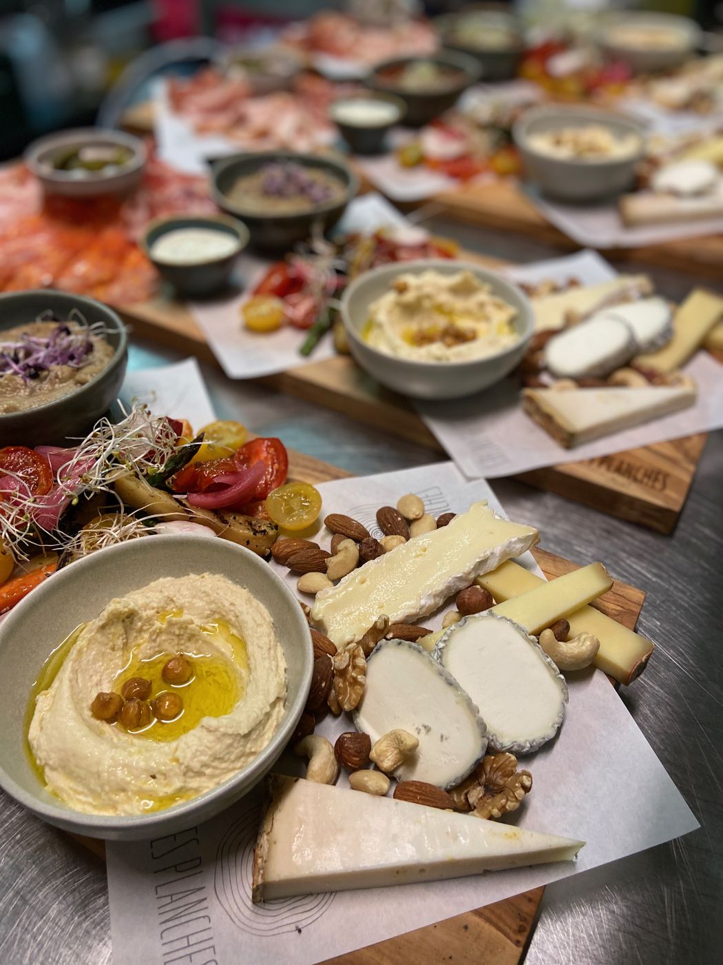 Planches à partager : houmous, fromages, légumes grillés