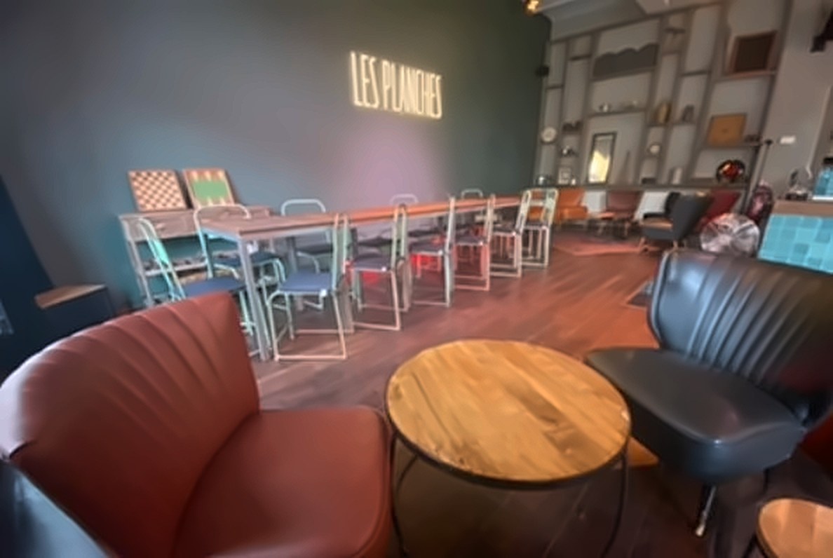 Fauteuils club autour des tables rondes