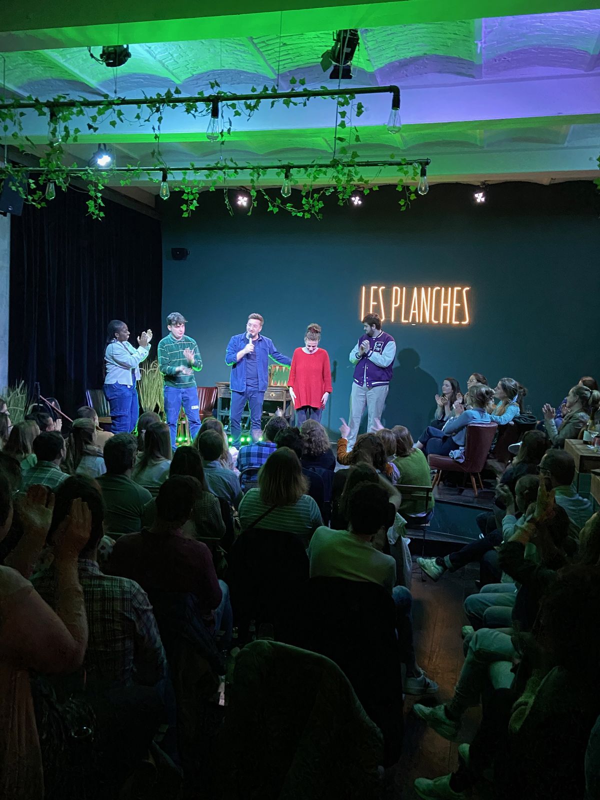 Salut final d'une soirée humour sur la scène