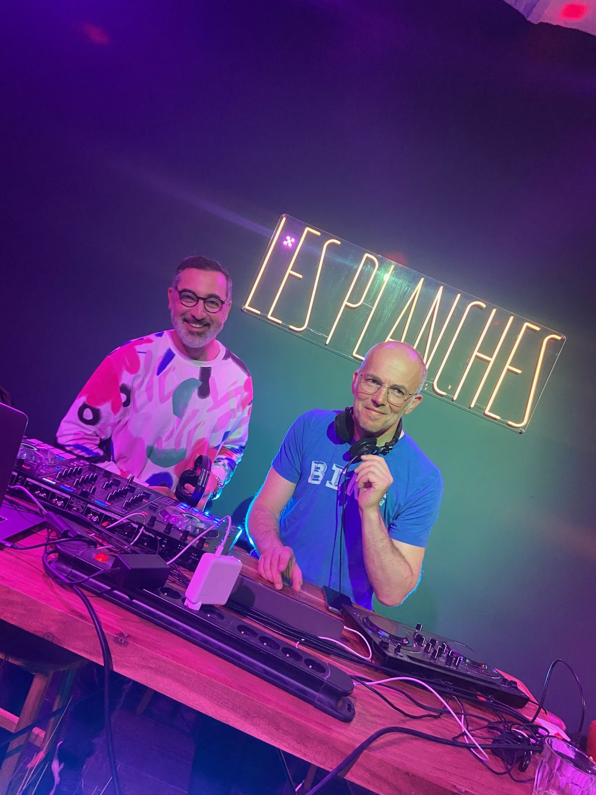 Deux DJ aux platines